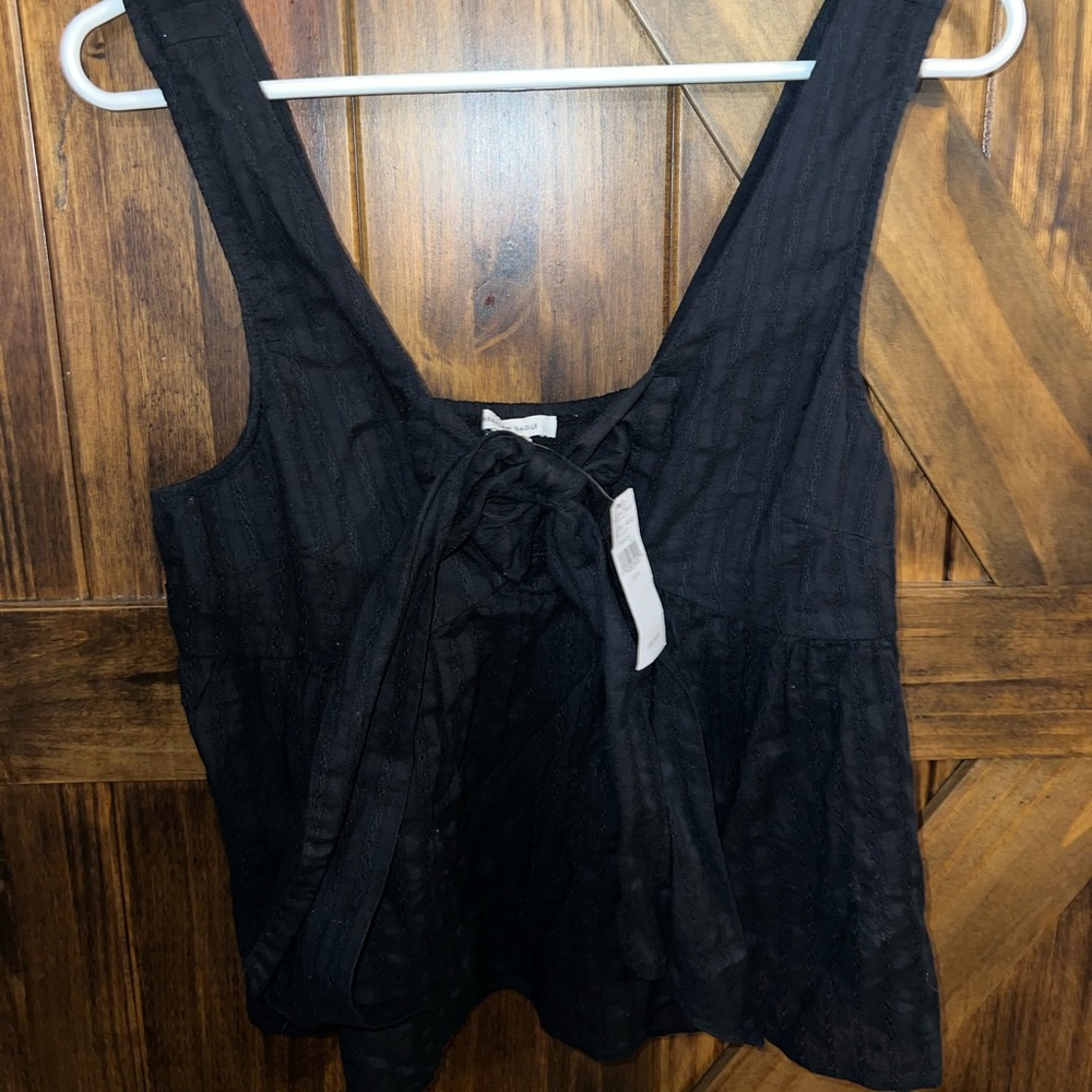 AE black keyhole tank top, ruched back. Size: M